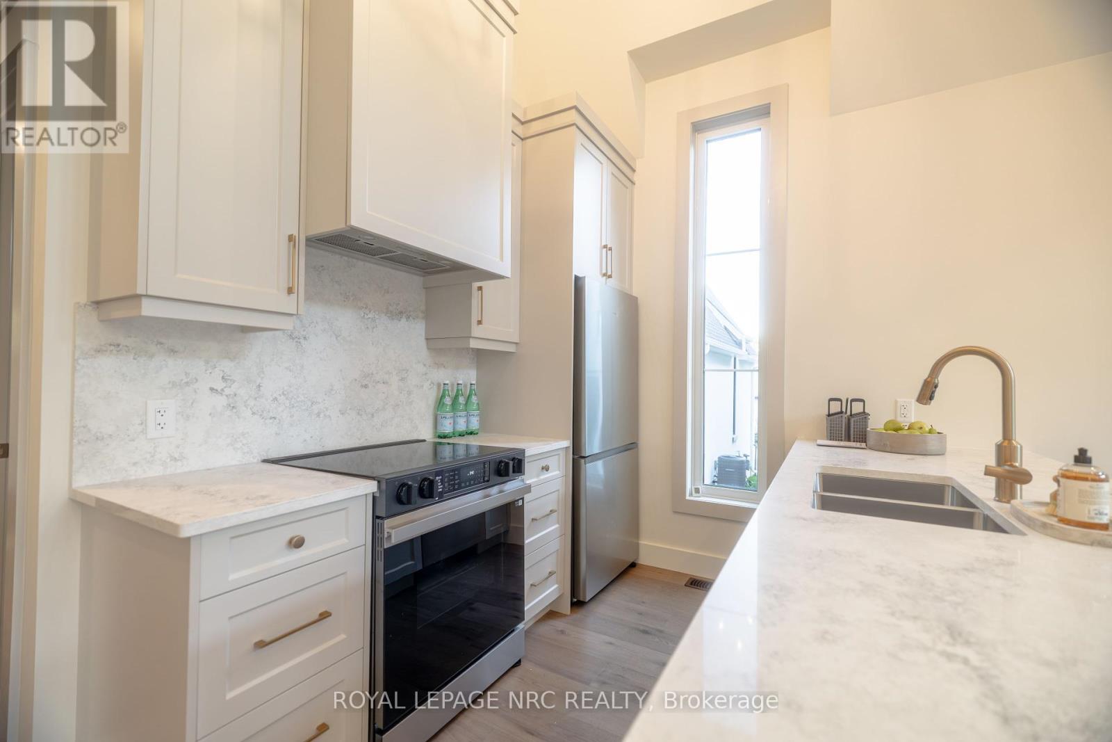 281 Elmwood Avenue, Fort Erie, Ontario  L0S 1B0 - Photo 9 - X12455695