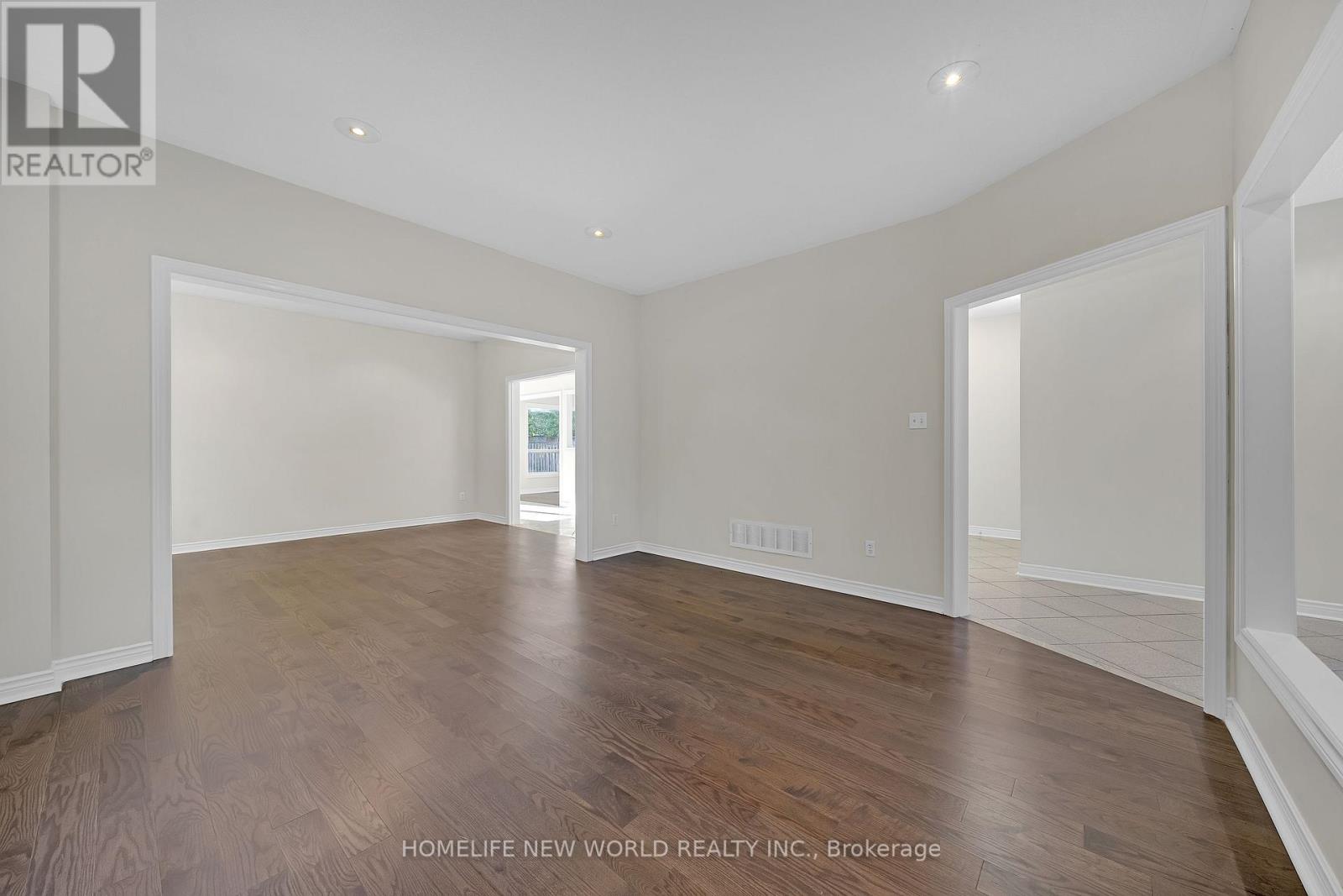 99 Clarendon Drive, Richmond Hill, Ontario  L4B 3W5 - Photo 11 - N12457941