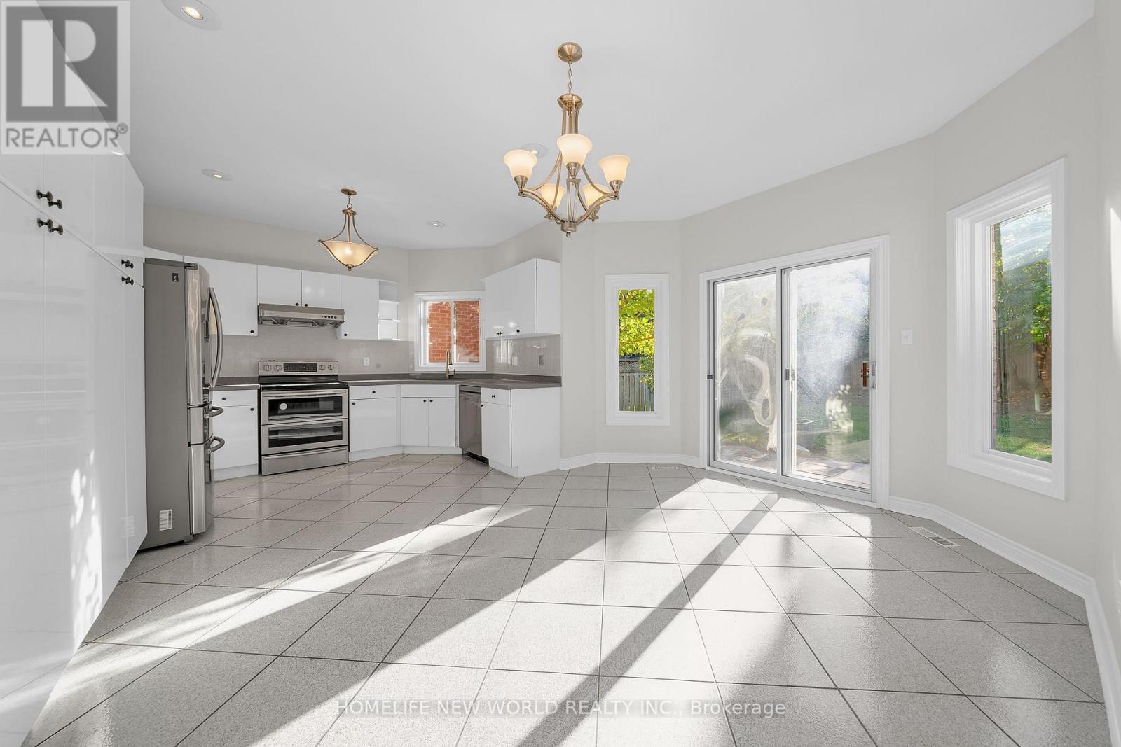 99 Clarendon Drive, Richmond Hill, Ontario  L4B 3W5 - Photo 18 - N12457941