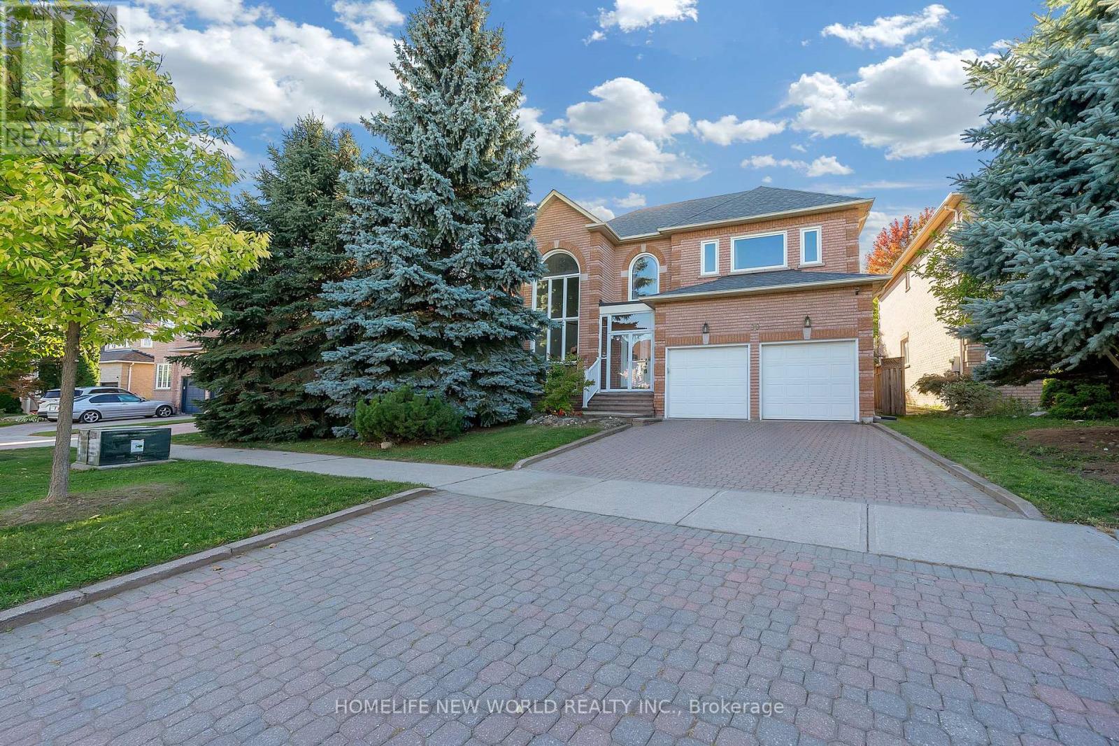99 Clarendon Drive, Richmond Hill, Ontario  L4B 3W5 - Photo 2 - N12457941