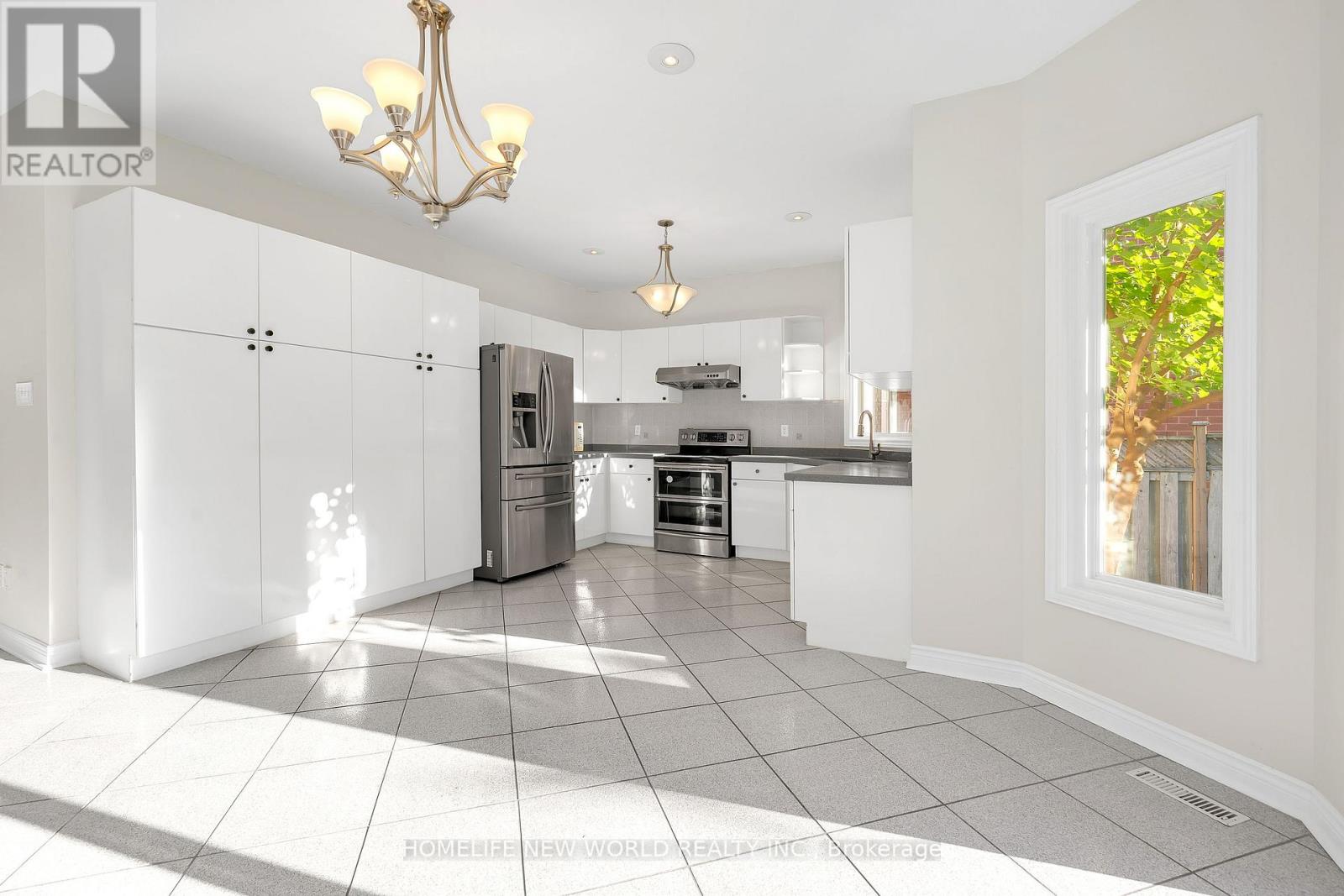 99 Clarendon Drive, Richmond Hill, Ontario  L4B 3W5 - Photo 21 - N12457941