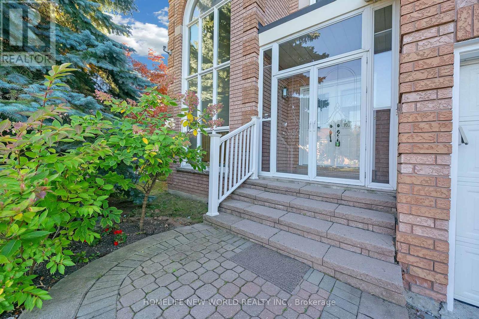 99 Clarendon Drive, Richmond Hill, Ontario  L4B 3W5 - Photo 4 - N12457941