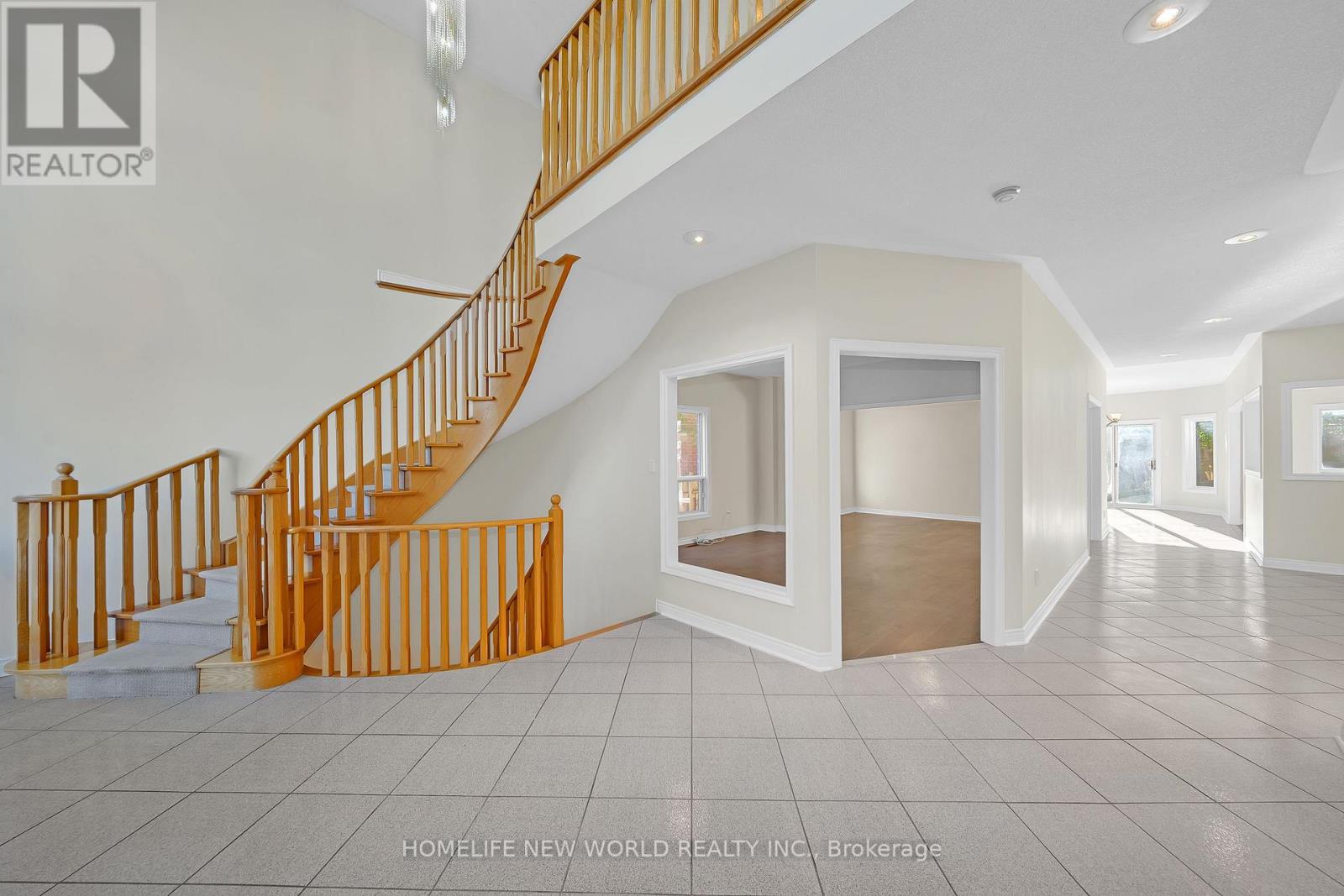 99 Clarendon Drive, Richmond Hill, Ontario  L4B 3W5 - Photo 5 - N12457941
