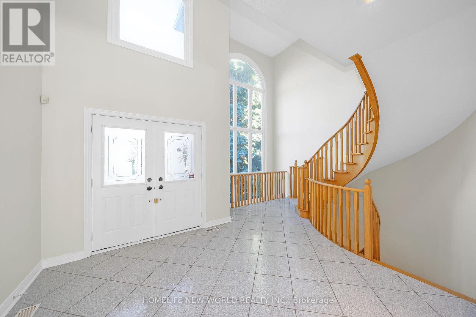 99 Clarendon Drive, Richmond Hill, Ontario  L4B 3W5 - Photo 6 - N12457941