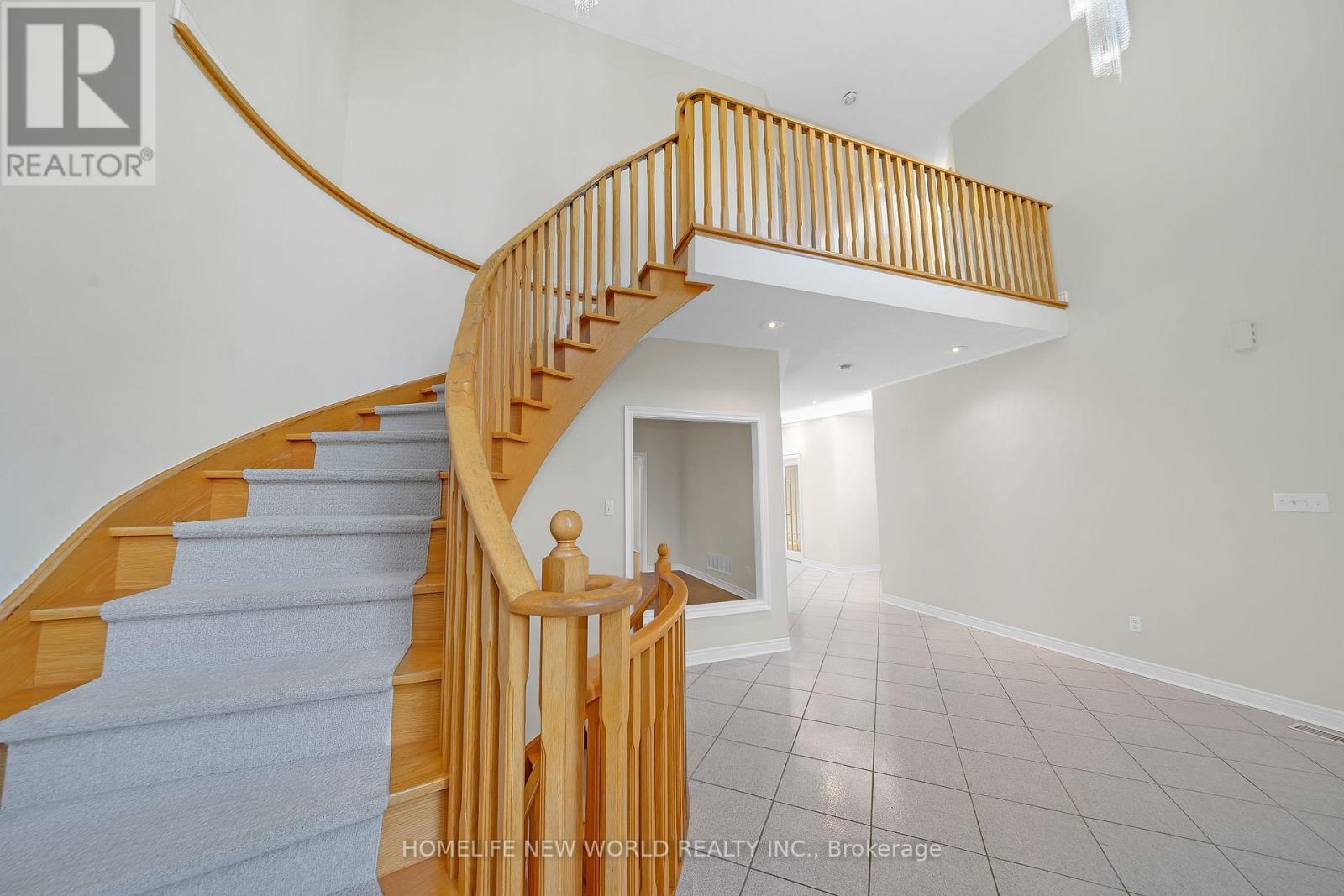 99 Clarendon Drive, Richmond Hill, Ontario  L4B 3W5 - Photo 7 - N12457941