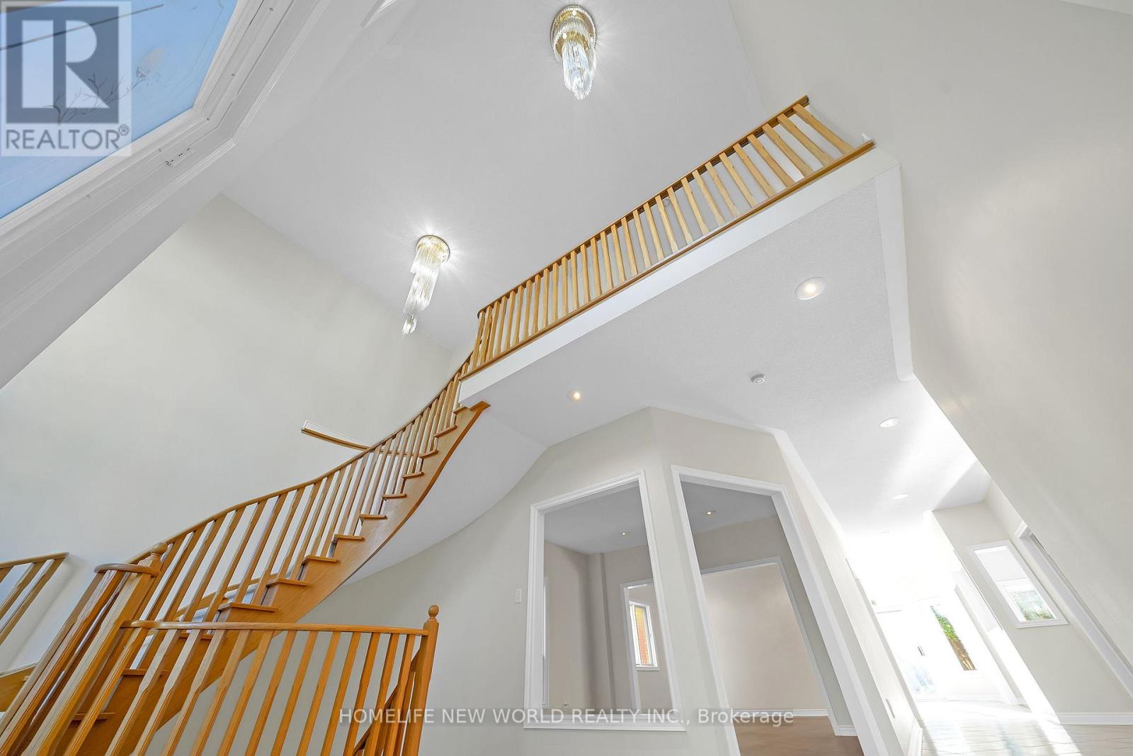 99 Clarendon Drive, Richmond Hill, Ontario  L4B 3W5 - Photo 9 - N12457941