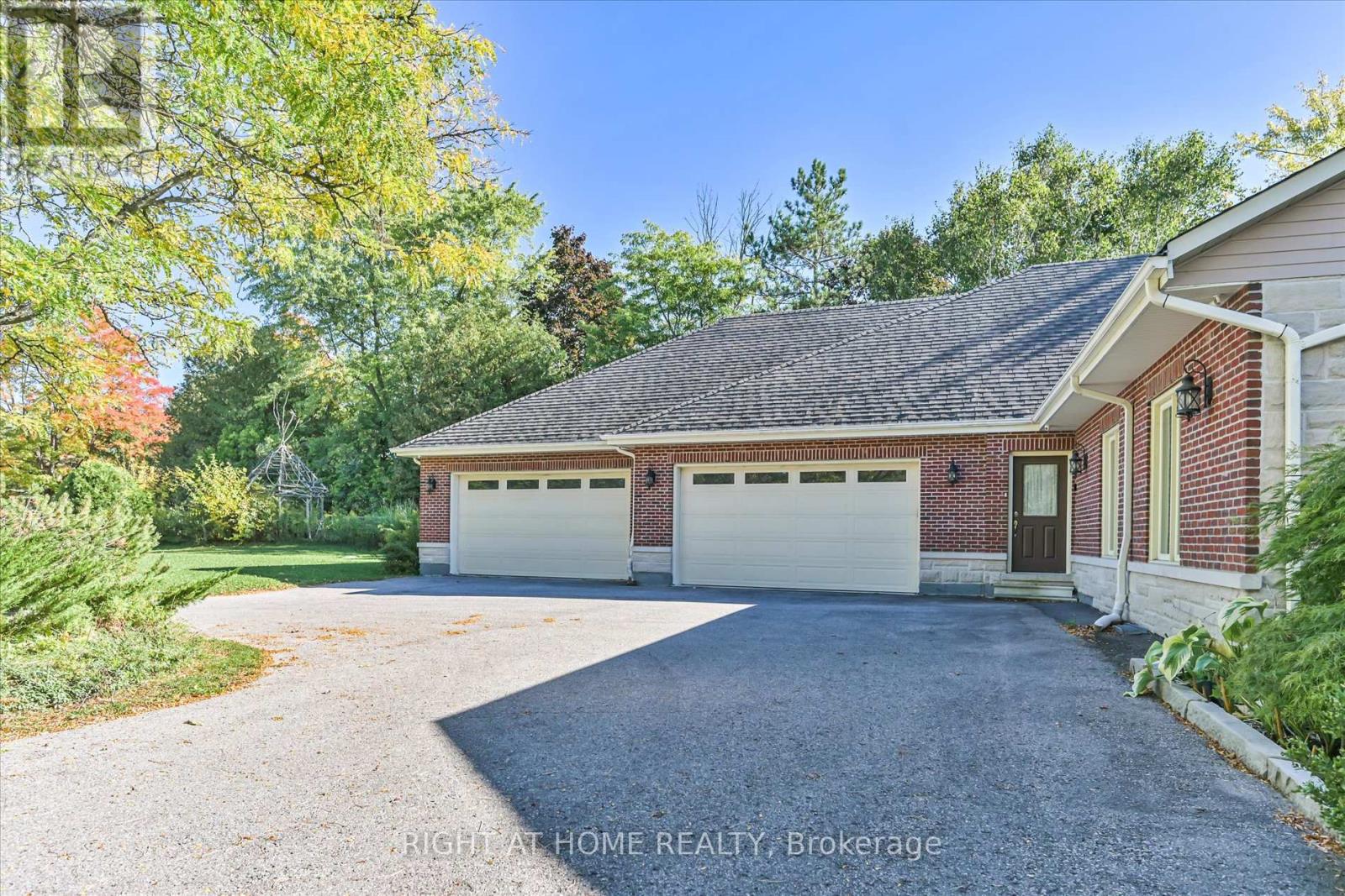 18 Mccowan Lane, Whitchurch-Stouffville, Ontario  L4A 4C1 - Photo 5 - N12414130