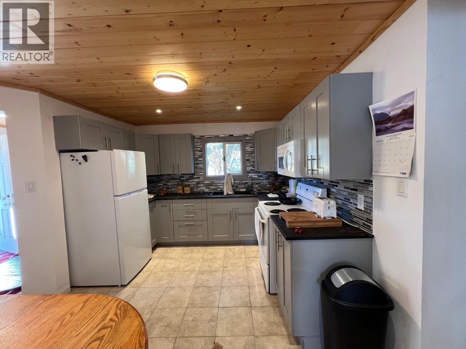 9201 Canyon Drive, Hudsons Hope, British Columbia  V0C 1V0 - Photo 4 - R3057145