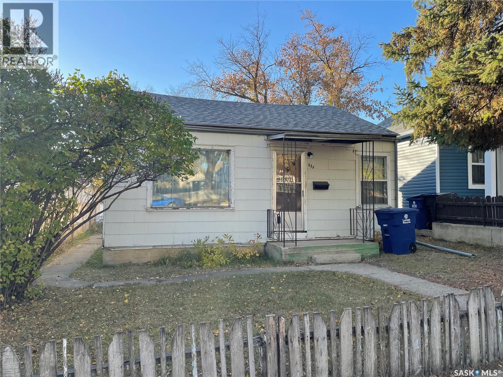 223 J Avenue N, Saskatoon, Saskatchewan  S7L 2J8 - Photo 1 - SK020396