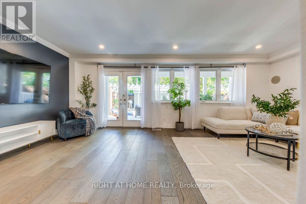 43 South Kingsway, Toronto, Ontario  M6S 3T2 - Photo 6 - W12457806
