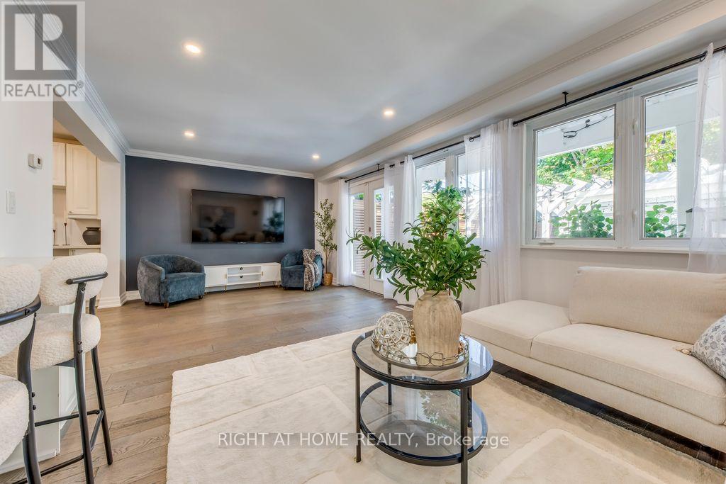 43 South Kingsway, Toronto, Ontario  M6S 3T2 - Photo 7 - W12457806