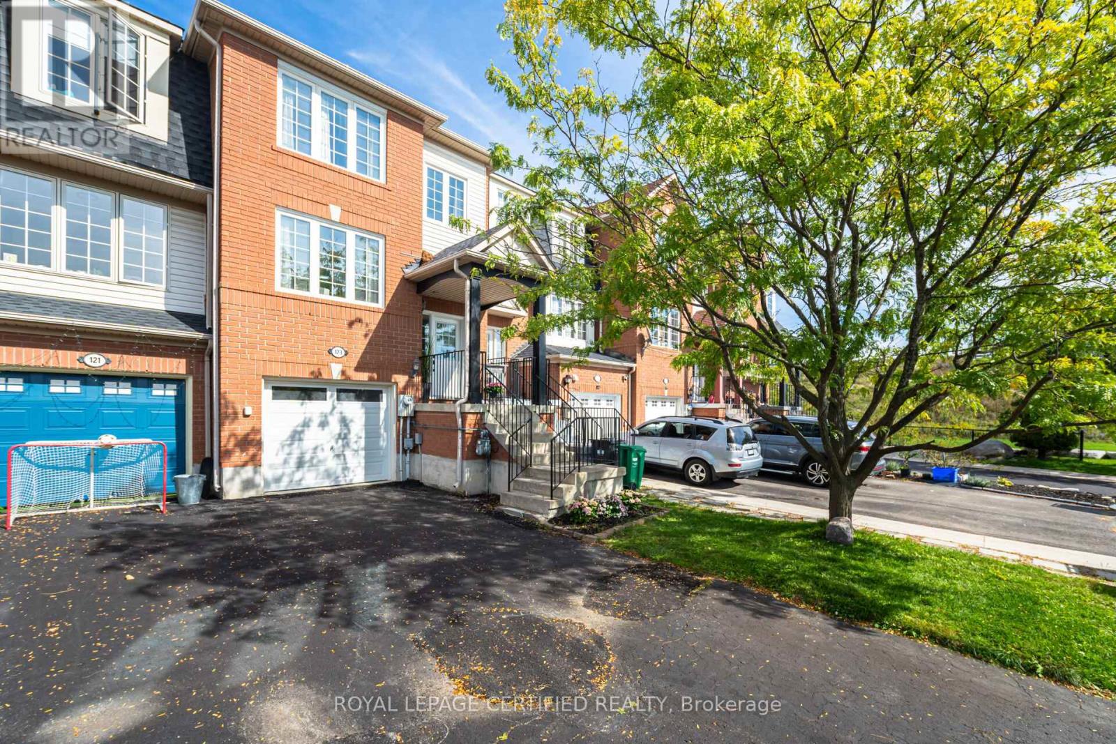123 Dunlop Court, Brampton, Ontario  L6X 5A6 - Photo 5 - W12457964