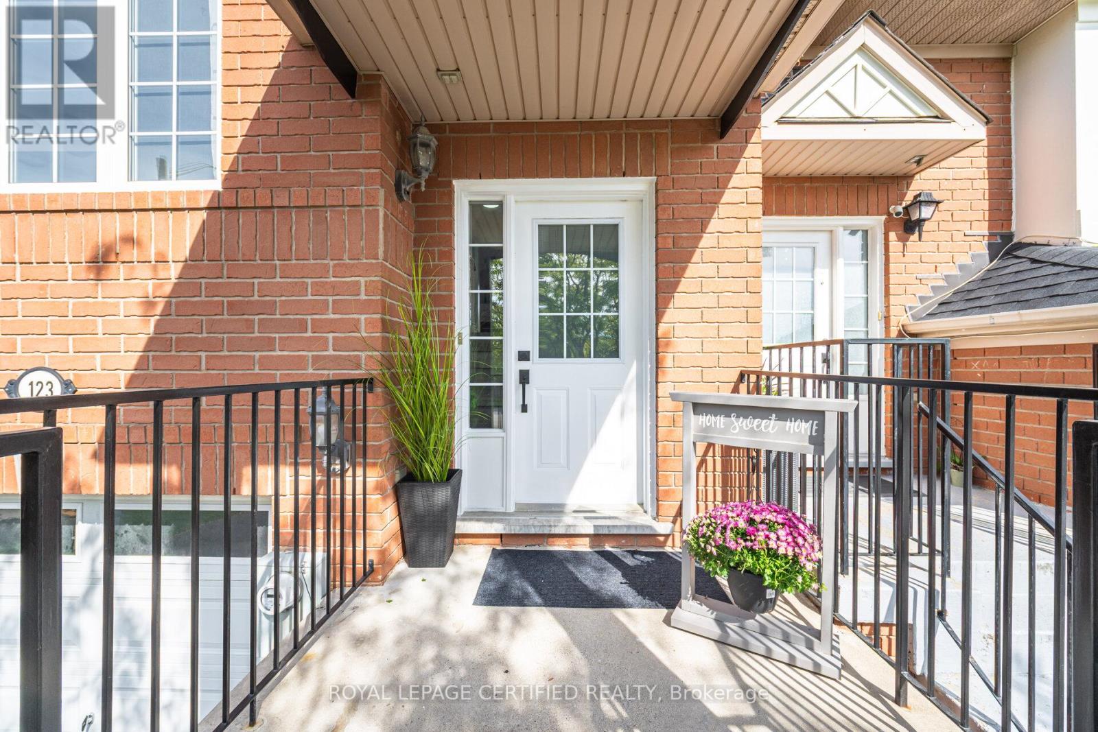 123 Dunlop Court, Brampton, Ontario  L6X 5A6 - Photo 6 - W12457964