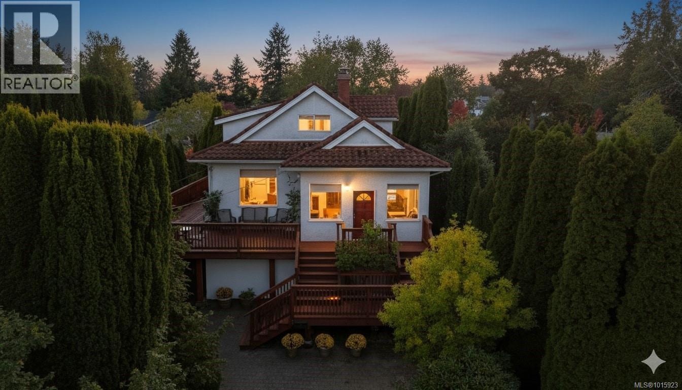 1295 Santa Rosa Ave, Saanich, British Columbia
