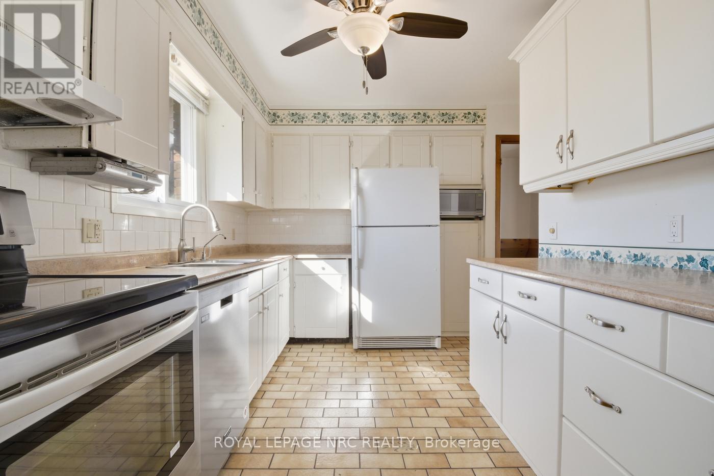 69 Elmvale Crescent, Port Colborne, Ontario  L3K 5X1 - Photo 10 - X12458000