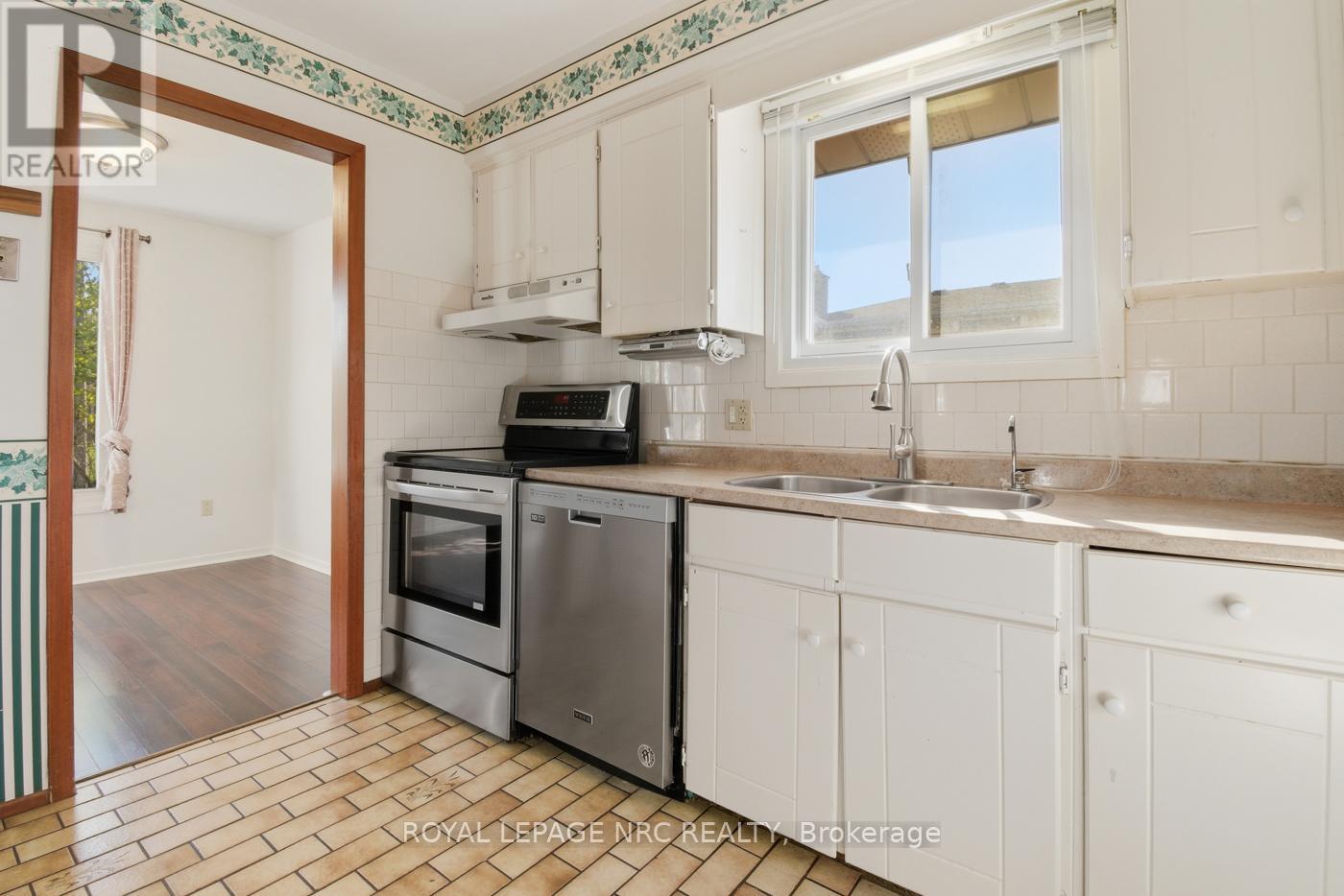 69 Elmvale Crescent, Port Colborne, Ontario  L3K 5X1 - Photo 13 - X12458000