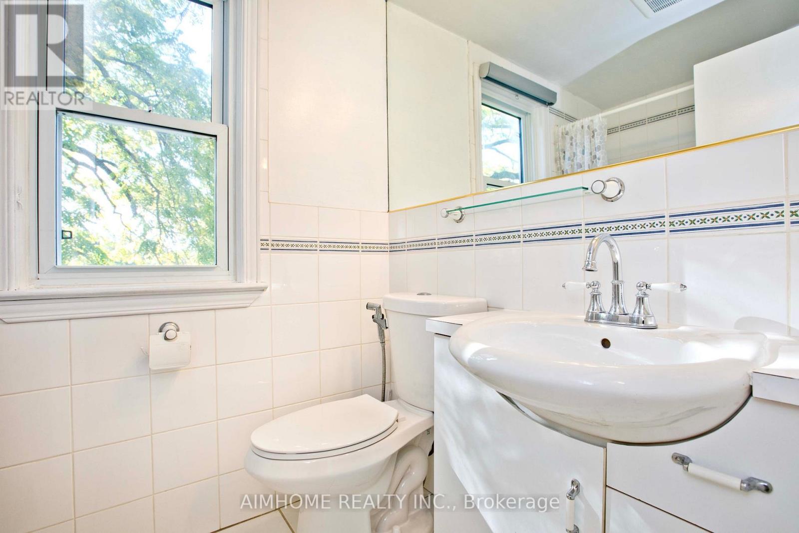 198 Mill Street, Richmond Hill, Ontario  L4C 4B2 - Photo 12 - N12457995