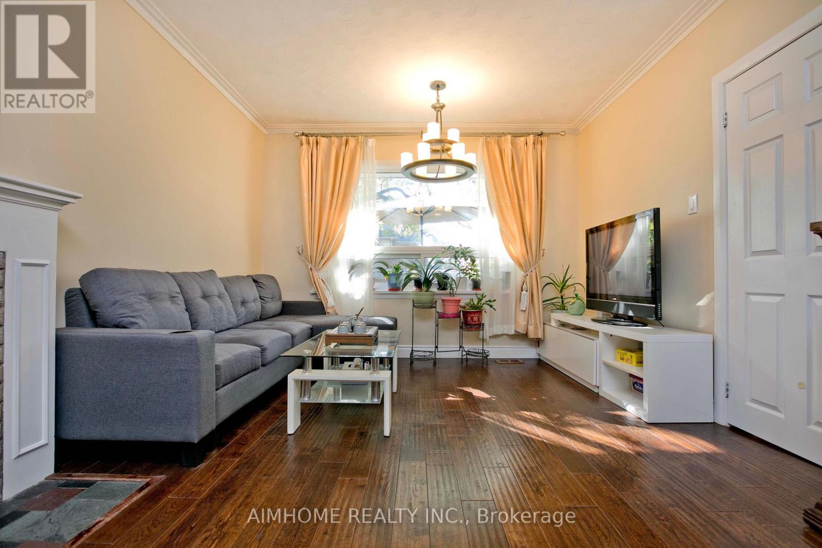 198 Mill Street, Richmond Hill, Ontario  L4C 4B2 - Photo 5 - N12457995
