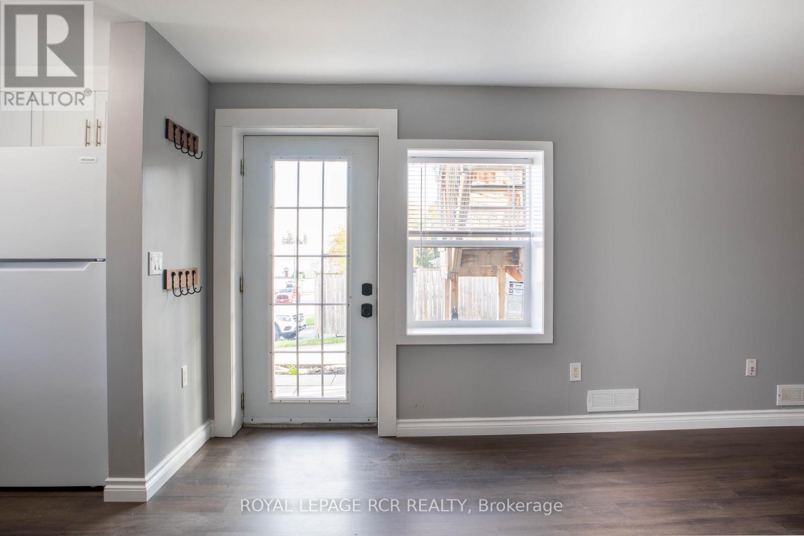 3 - 22 Centre Street, Bradford West Gwillimbury, Ontario  L3Z 2B7 - Photo 4 - N12458023