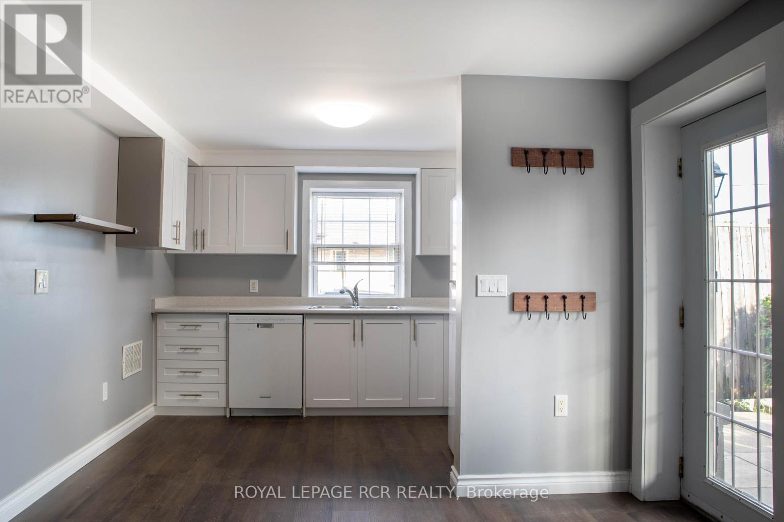 3 - 22 Centre Street, Bradford West Gwillimbury, Ontario  L3Z 2B7 - Photo 6 - N12458023