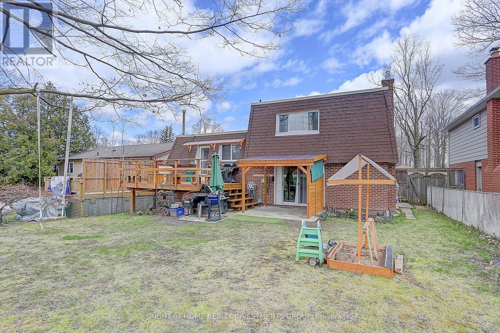 143 Springdale Drive, Barrie, Ontario  L4M 4Y1 - Photo 4 - S12458017