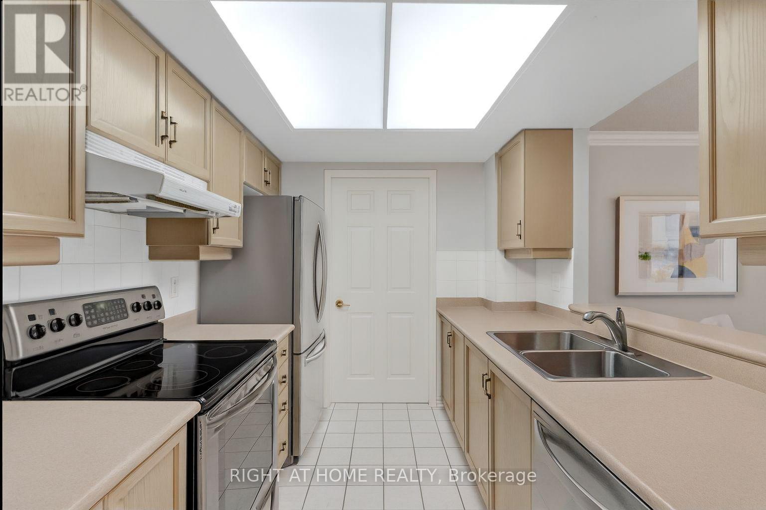 307 - 18 Concorde Place, Toronto, Ontario  M3C 3T9 - Photo 5 - C12393068
