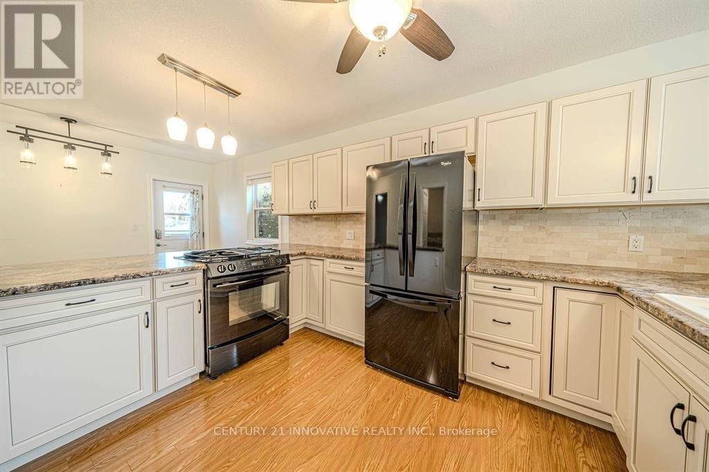 70 St Clair Avenue, Kitchener, Ontario  N2M 3Z4 - Photo 10 - X12458052