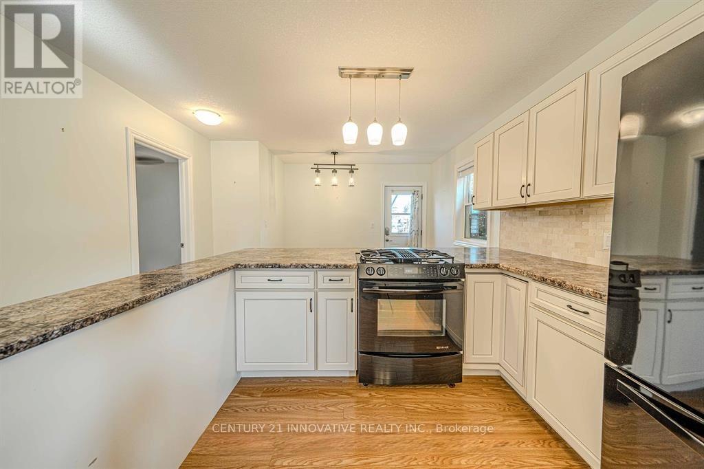 70 St Clair Avenue, Kitchener, Ontario  N2M 3Z4 - Photo 11 - X12458052