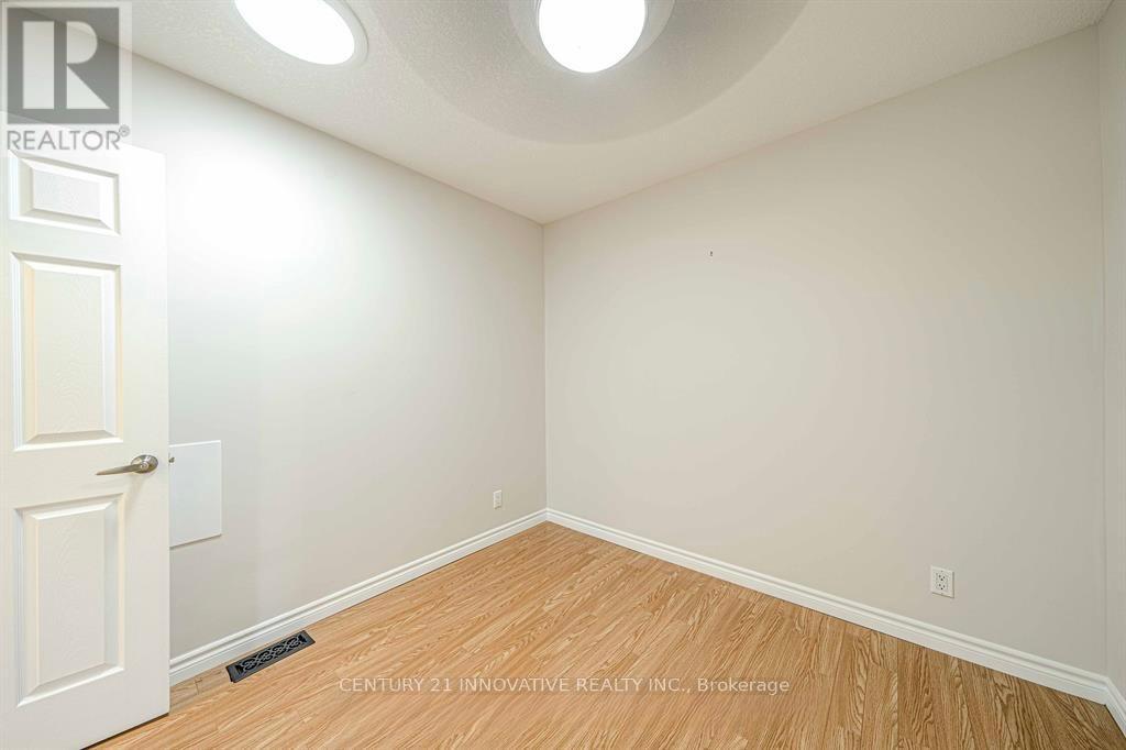 70 St Clair Avenue, Kitchener, Ontario  N2M 3Z4 - Photo 17 - X12458052