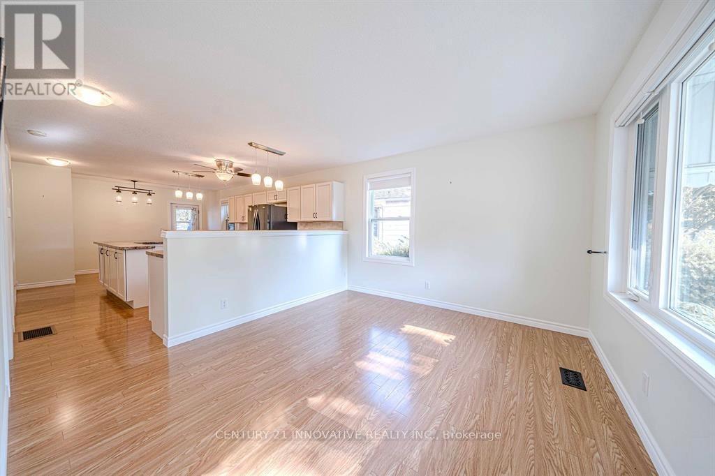 70 St Clair Avenue, Kitchener, Ontario  N2M 3Z4 - Photo 2 - X12458052