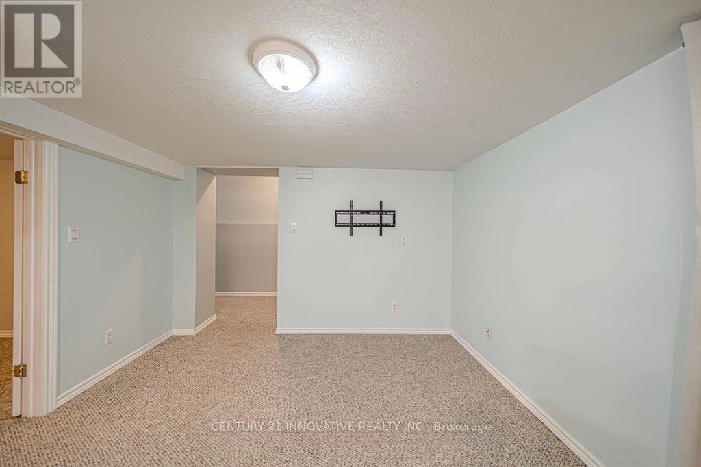 70 St Clair Avenue, Kitchener, Ontario  N2M 3Z4 - Photo 33 - X12458052