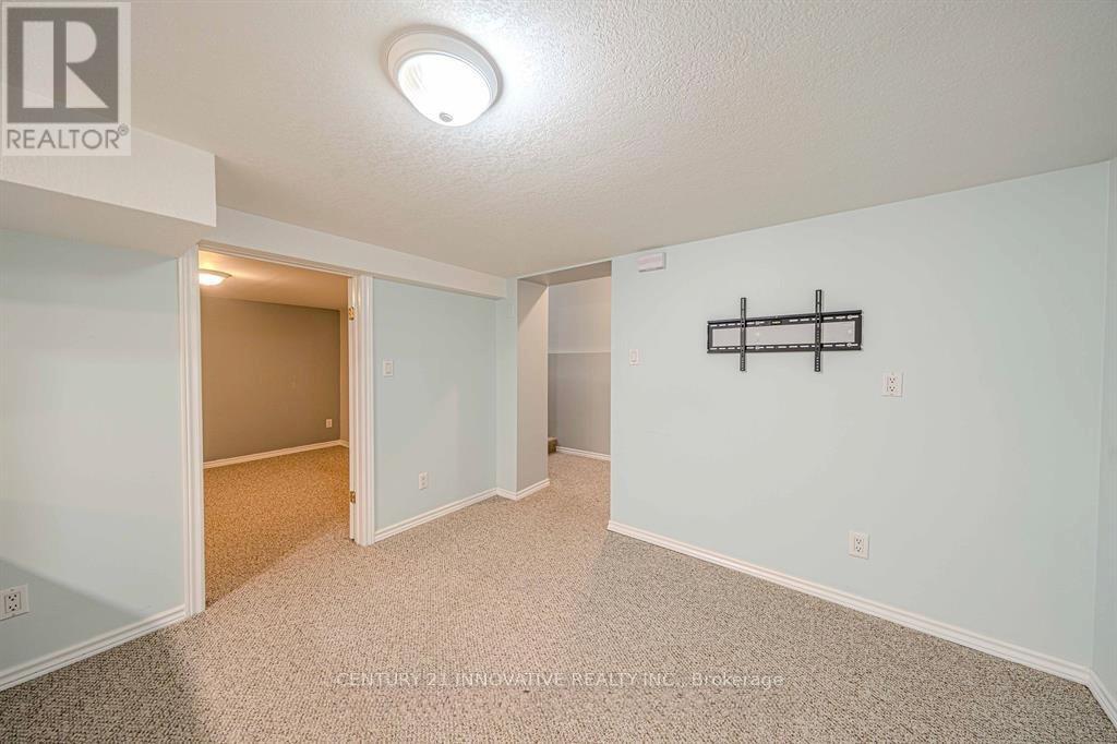 70 St Clair Avenue, Kitchener, Ontario  N2M 3Z4 - Photo 34 - X12458052