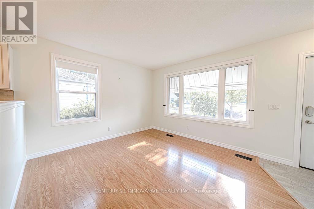70 St Clair Avenue, Kitchener, Ontario  N2M 3Z4 - Photo 4 - X12458052