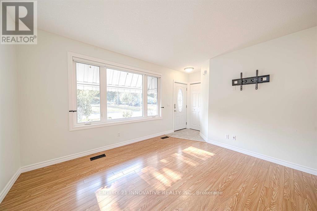 70 St Clair Avenue, Kitchener, Ontario  N2M 3Z4 - Photo 5 - X12458052