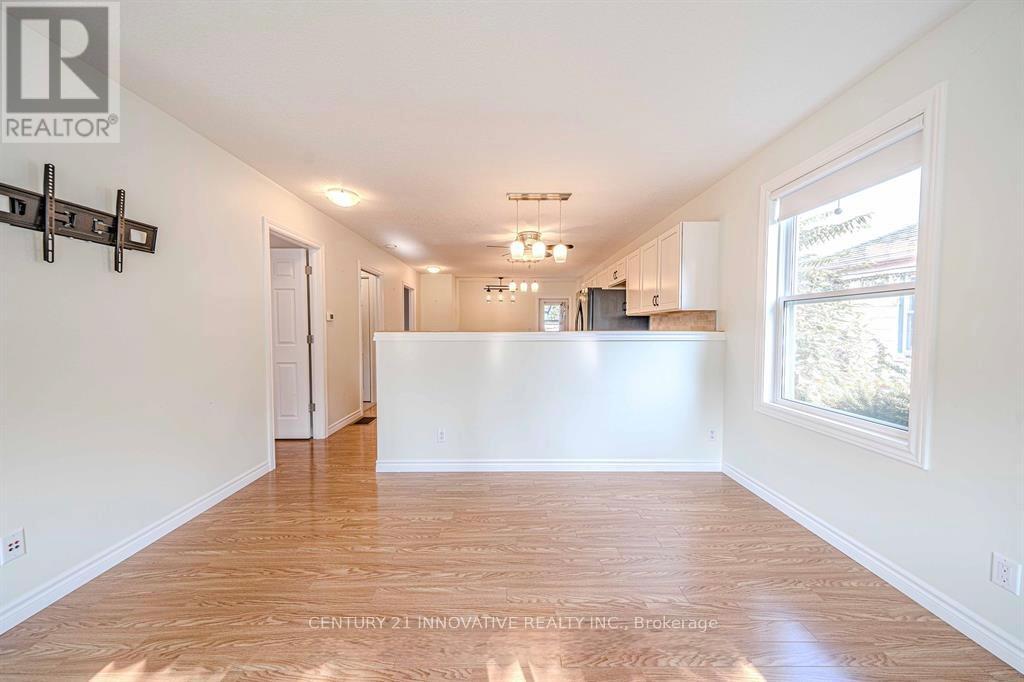 70 St Clair Avenue, Kitchener, Ontario  N2M 3Z4 - Photo 7 - X12458052