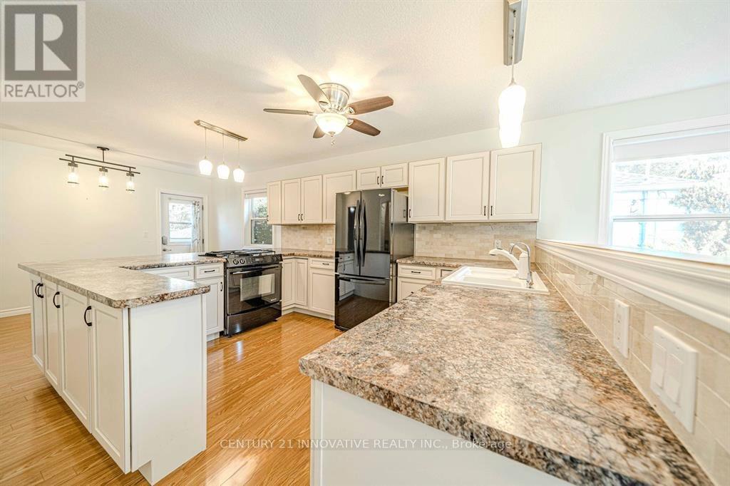70 St Clair Avenue, Kitchener, Ontario  N2M 3Z4 - Photo 8 - X12458052
