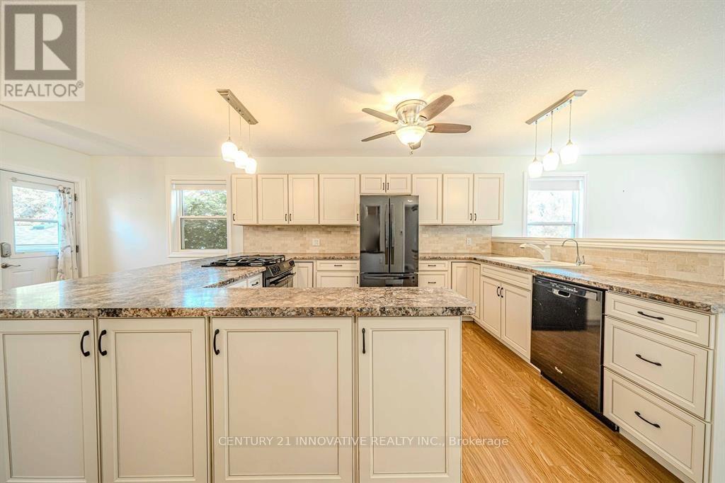 70 St Clair Avenue, Kitchener, Ontario  N2M 3Z4 - Photo 9 - X12458052