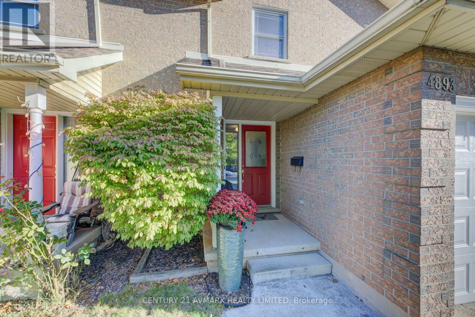 4893 Northgate Crescent, Lincoln, Ontario  L3J 0E6 - Photo 3 - X12458056