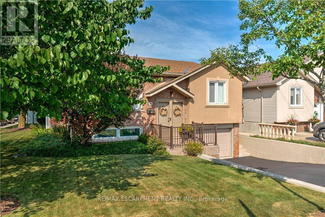 302 Highridge Avenue, Hamilton, Ontario  L8E 3W3 - Photo 2 - X12397264