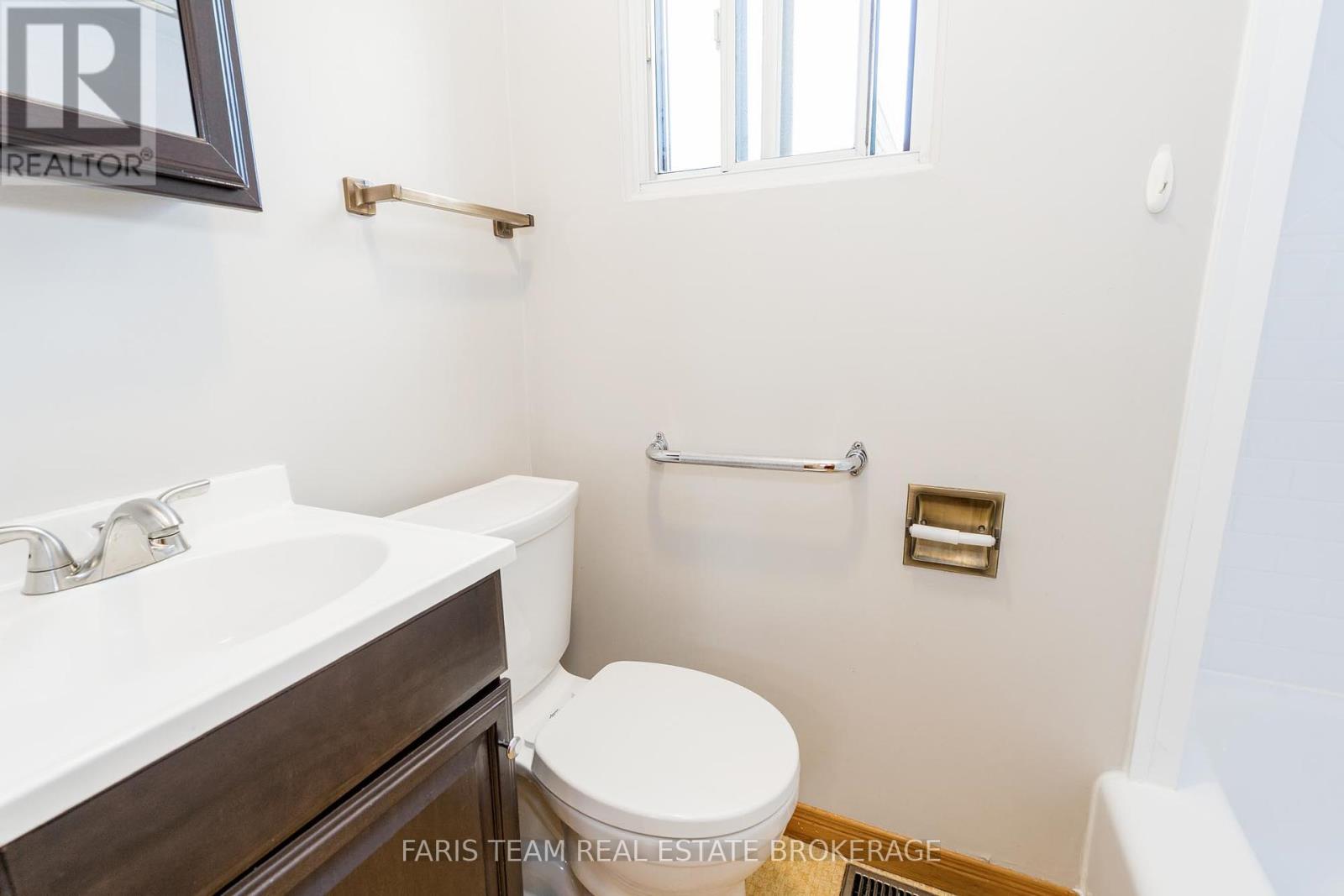 26 Queensdale Avenue, Toronto, Ontario  M4J 1X9 - Photo 17 - E12458067