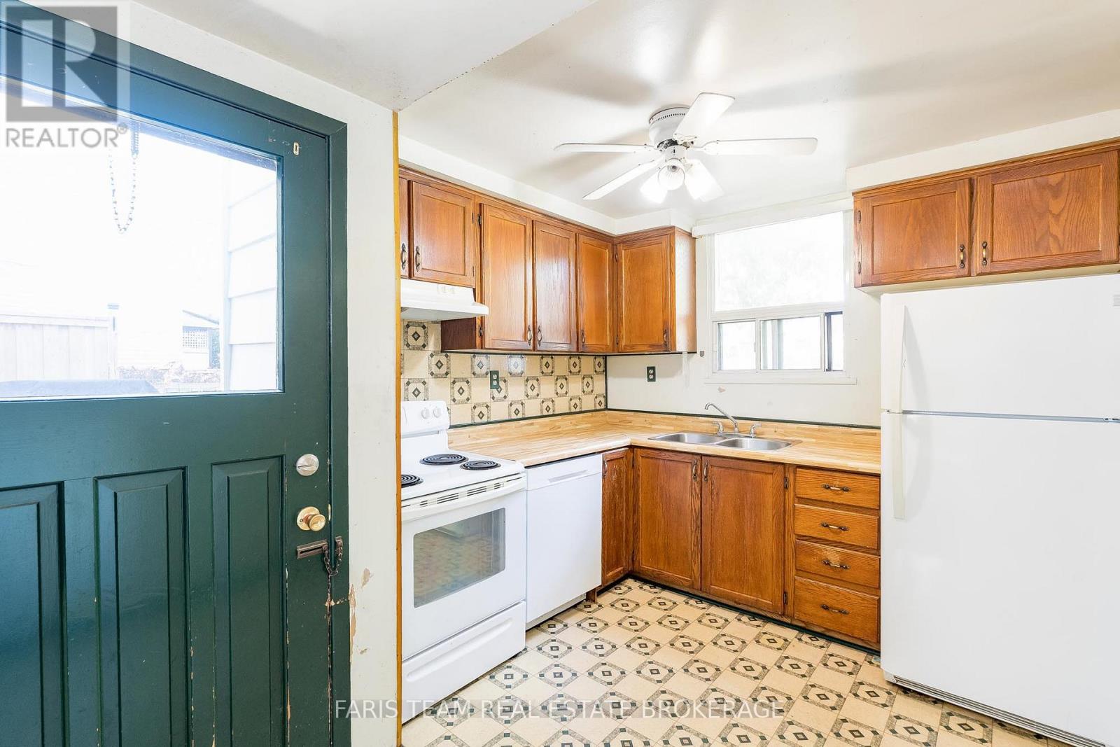26 Queensdale Avenue, Toronto, Ontario  M4J 1X9 - Photo 5 - E12458067