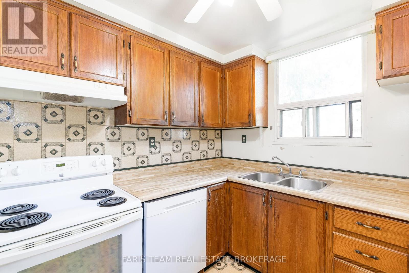 26 Queensdale Avenue, Toronto, Ontario  M4J 1X9 - Photo 6 - E12458067