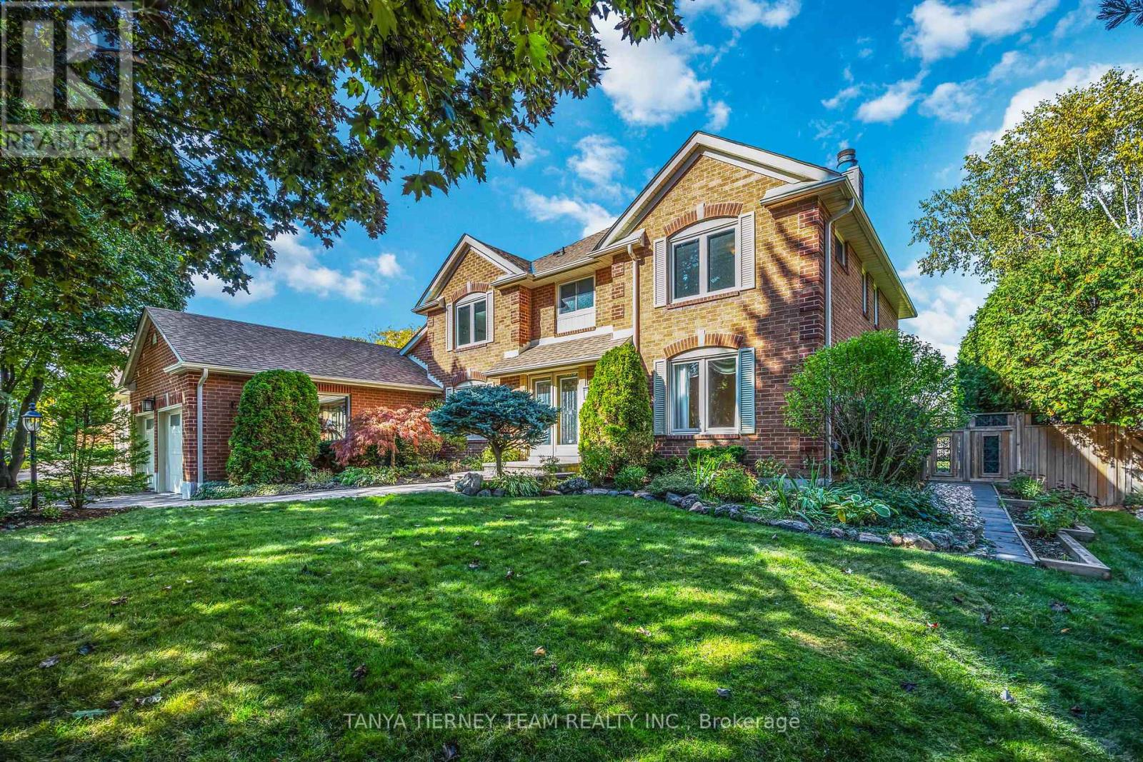 6 LYNDHURST CRESCENT, Whitby, Ontario