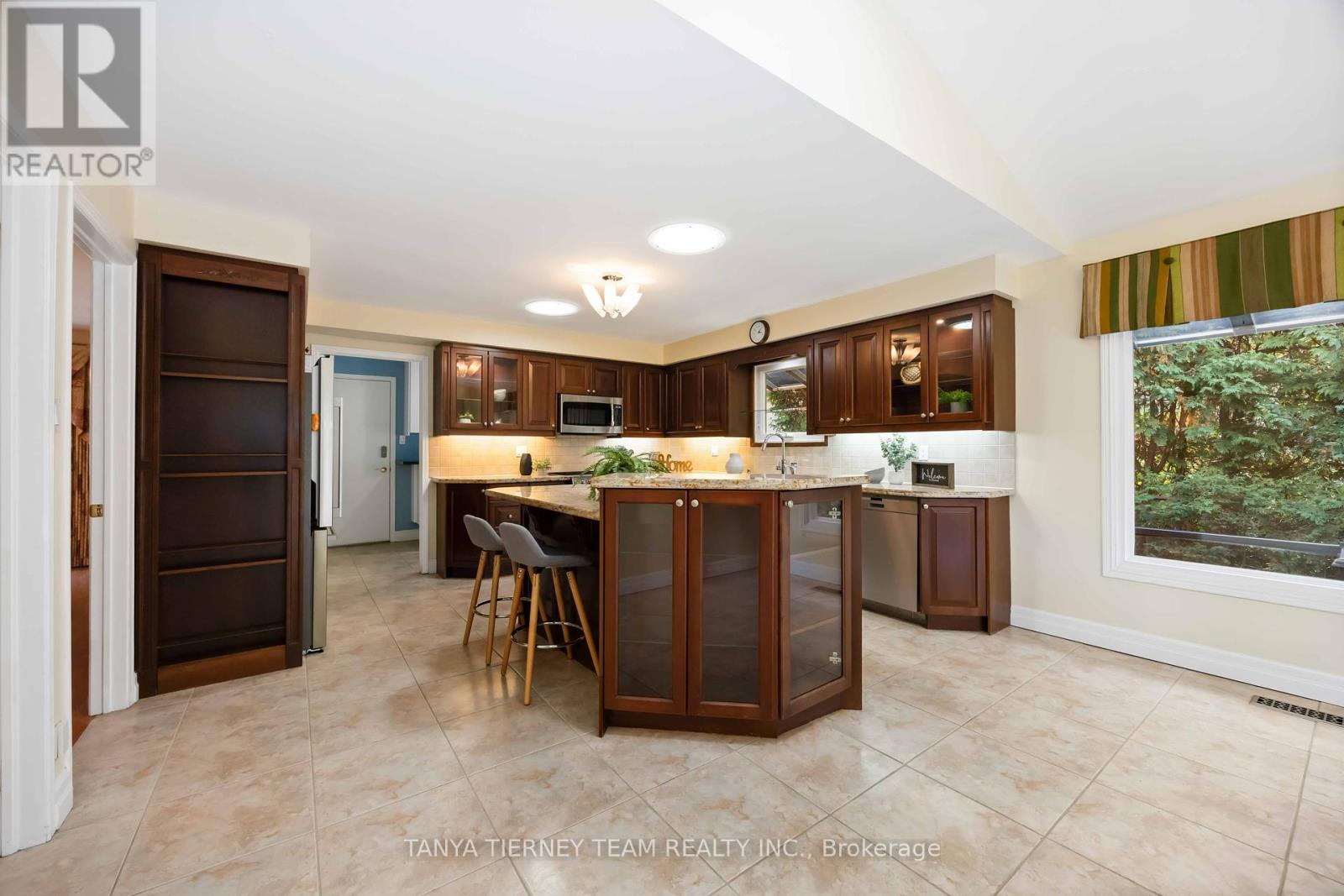 6 Lyndhurst Crescent, Whitby (Williamsburg), Ontario  L1R 1E4 - Photo 15 - E12457293