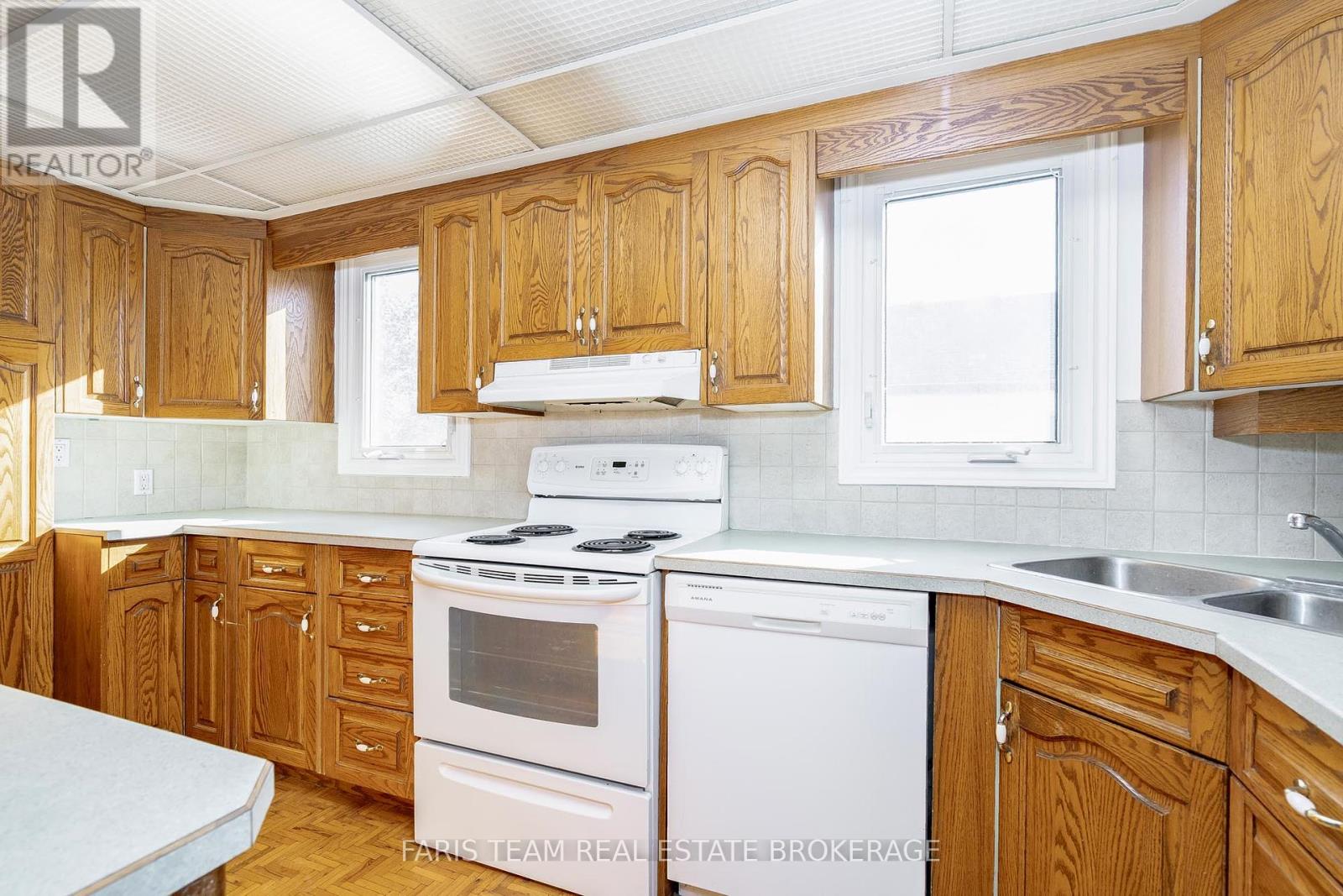 31 Napier Street, Barrie, Ontario  L4M 1W1 - Photo 10 - S12458057
