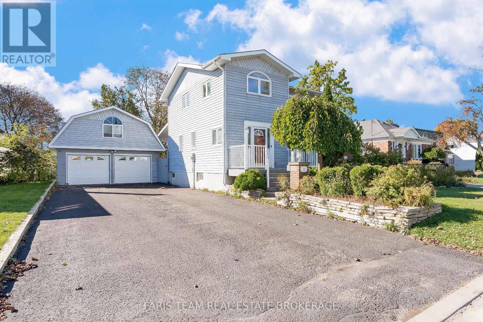 31 Napier Street, Barrie, Ontario  L4M 1W1 - Photo 2 - S12458057