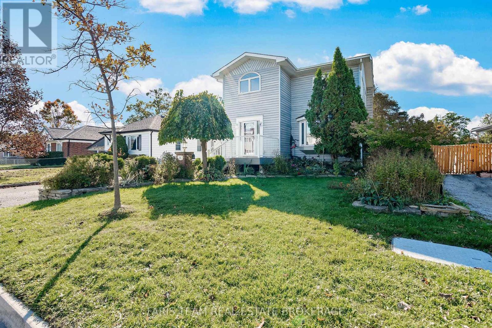 31 Napier Street, Barrie, Ontario  L4M 1W1 - Photo 3 - S12458057