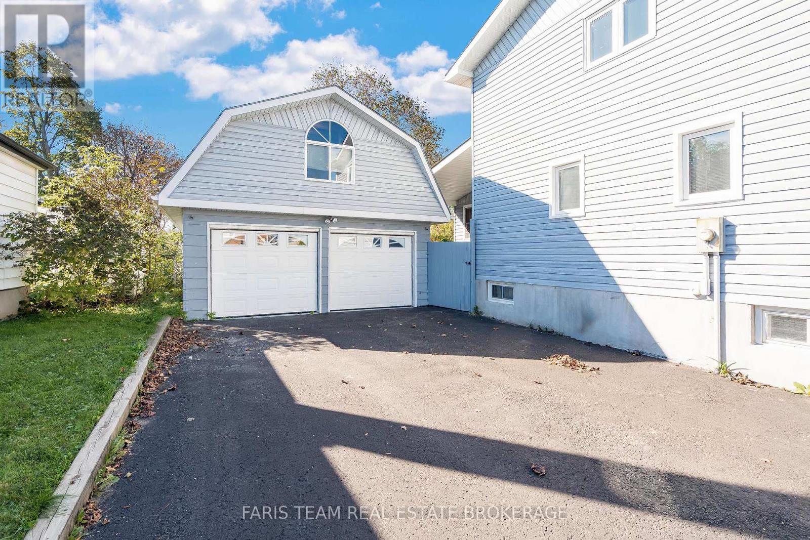 31 Napier Street, Barrie, Ontario  L4M 1W1 - Photo 4 - S12458057