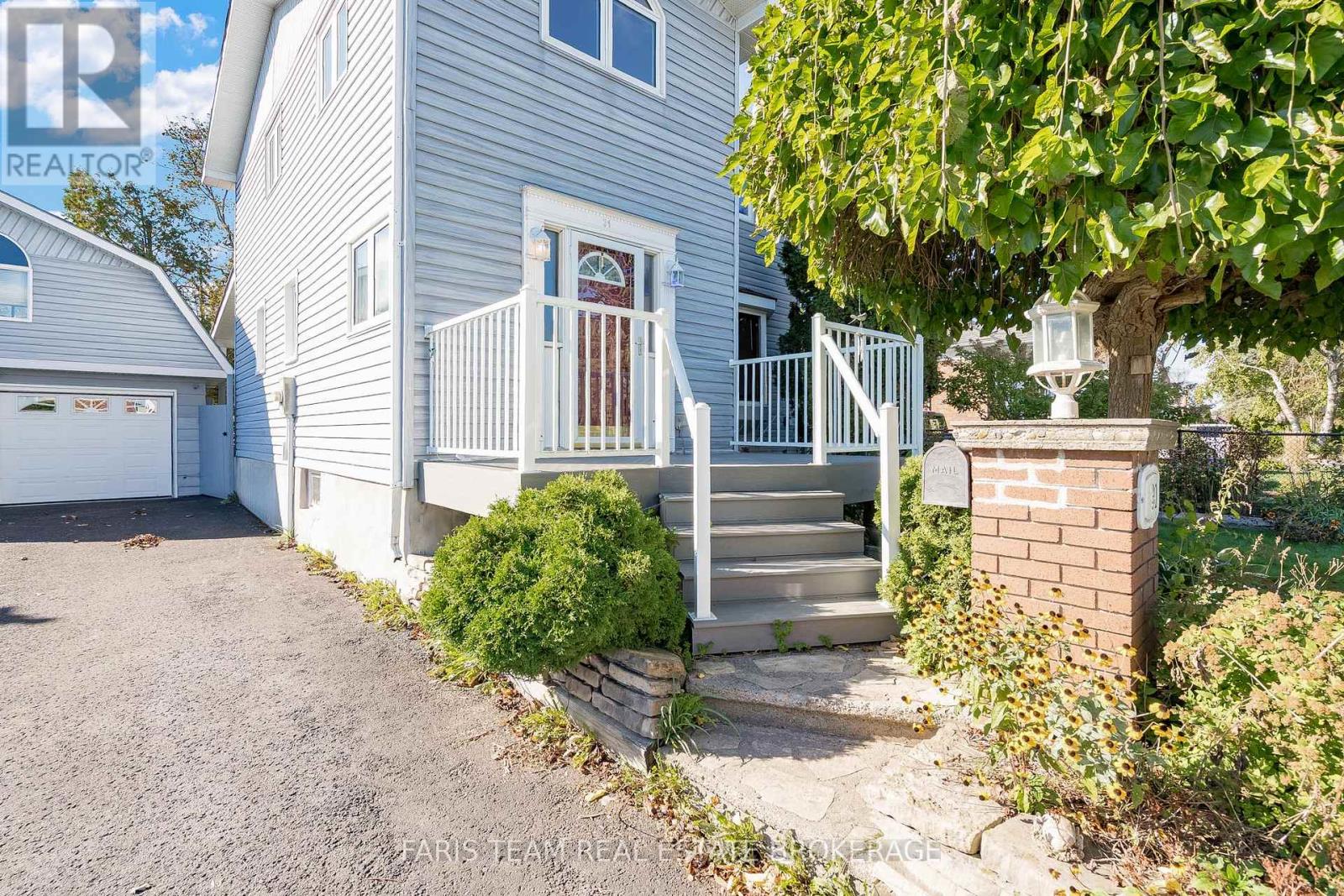 31 Napier Street, Barrie, Ontario  L4M 1W1 - Photo 5 - S12458057