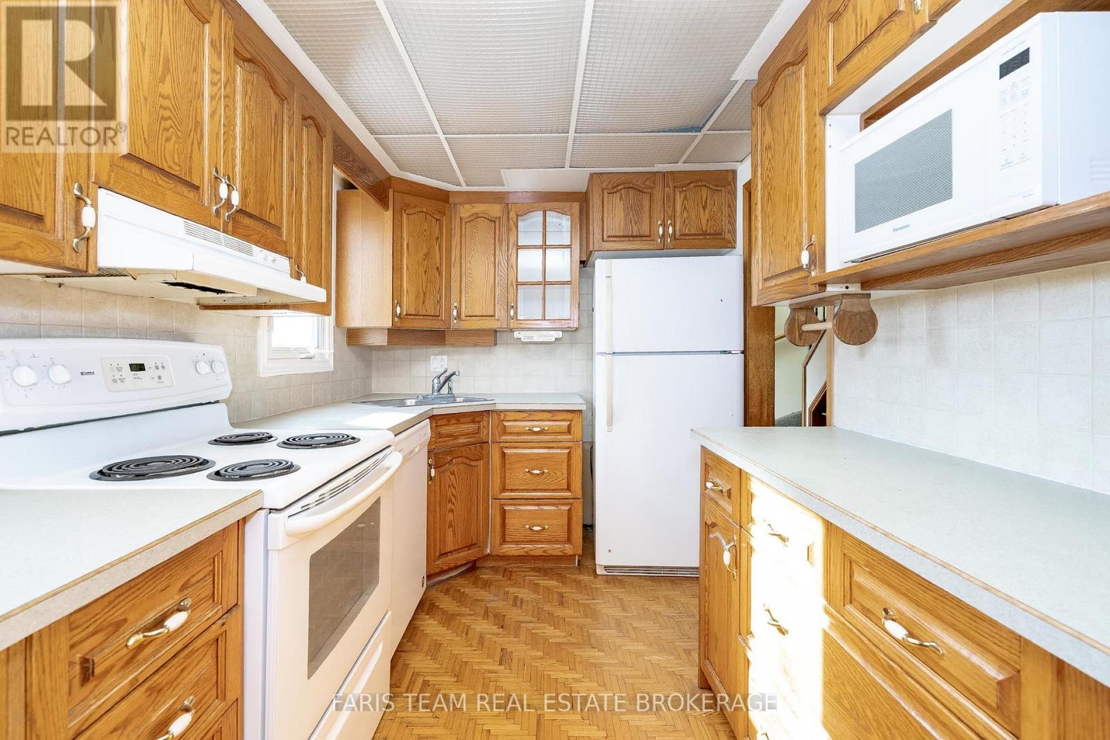 31 Napier Street, Barrie, Ontario  L4M 1W1 - Photo 7 - S12458057